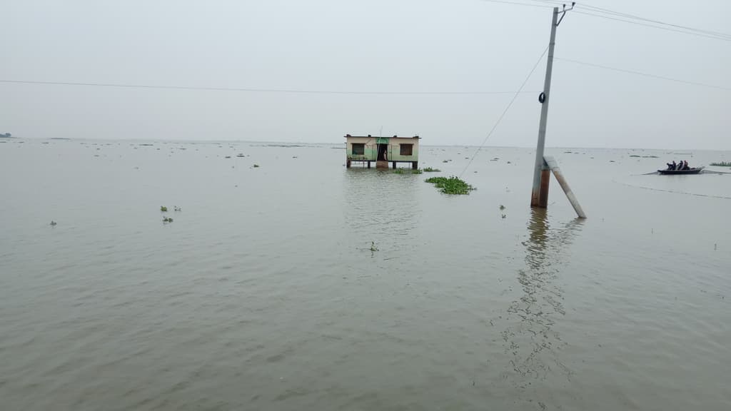 অথই পানির মাঝে ক্লিনিক, বর্ষা আসলেই বন্ধ