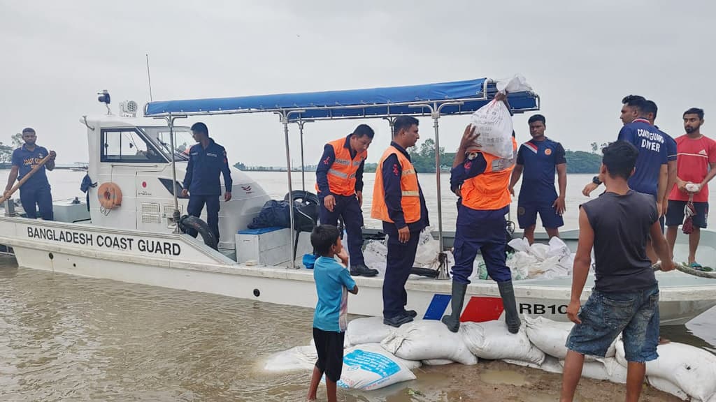 বন্যাদুর্গতদের উদ্ধারে কাজ করছে কোস্ট গার্ড