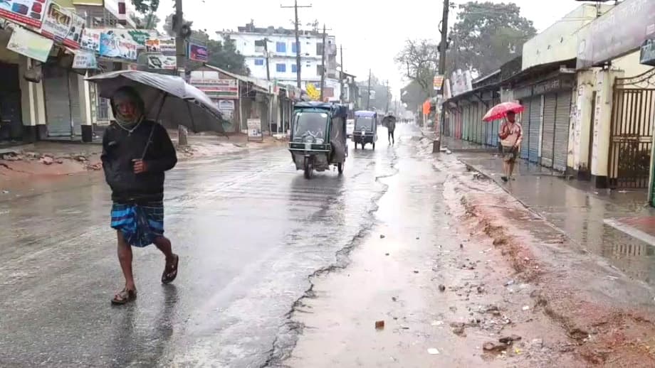 বৃষ্টি আর শীতে কাহিল মানুষ