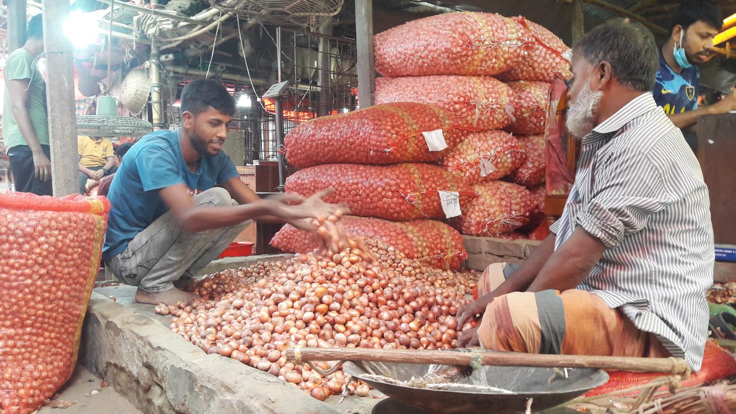 হিলিতে দুদিনের ব্যবধানে পেঁয়াজের দাম বাড়ল কেজিতে ৪ টাকা