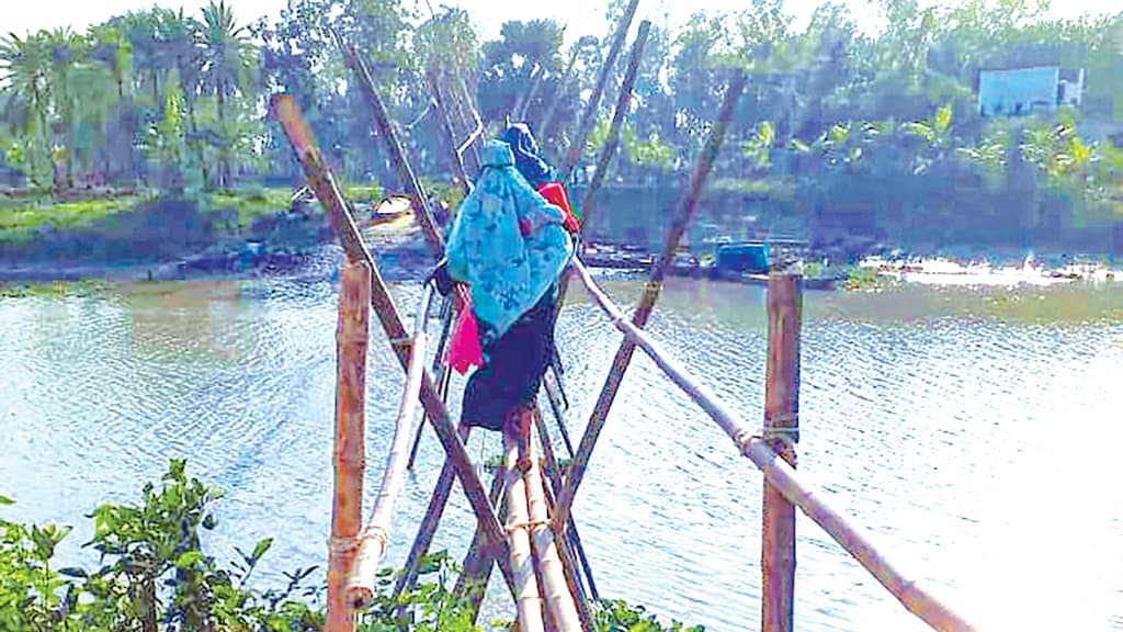 আশ্বাসেই আটকে আছে সেতু, সাঁকোই ভরসা