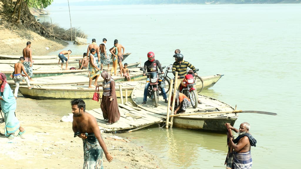 ৫ লাখ মানুষের ভরসা ৪ নৌকা