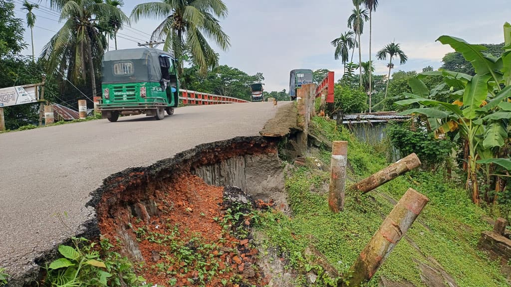 সেতুর সংযোগ সড়কে ধস, ঝুঁকি নিয়ে যান চলাচল