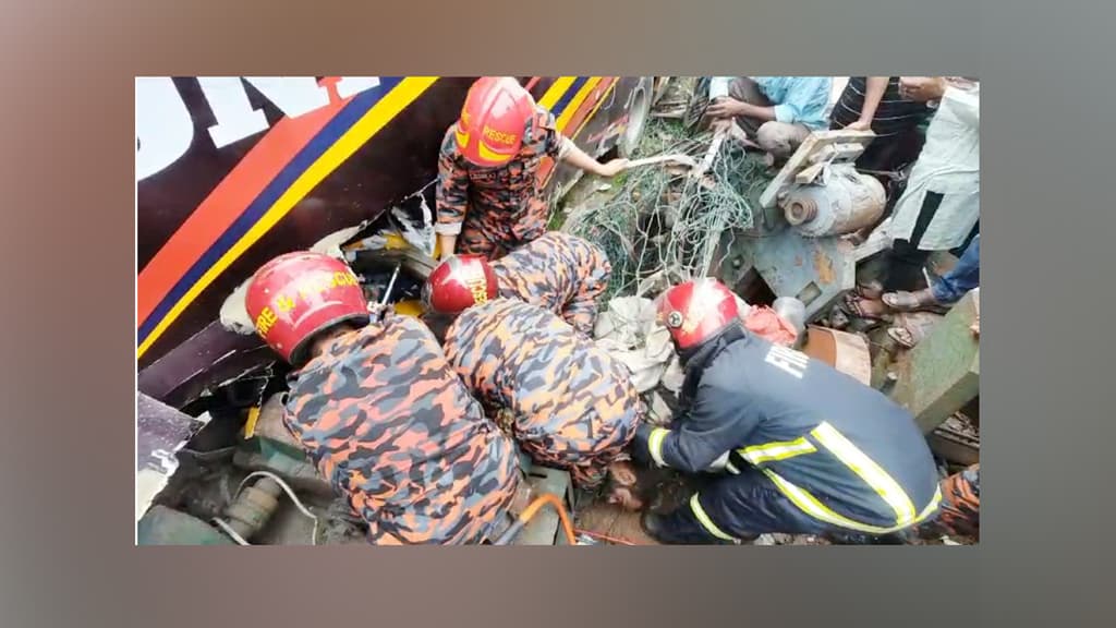 সীতাকুণ্ডে নিয়ন্ত্রণ হারিয়ে মহাসড়কের পাশে উল্টে পড়ল বাস, নিহত ১