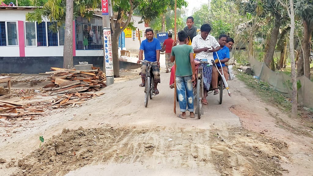 সড়ক সংস্কারের নামে মাটি ফেলে টাকা আদায়ের অভিযোগ