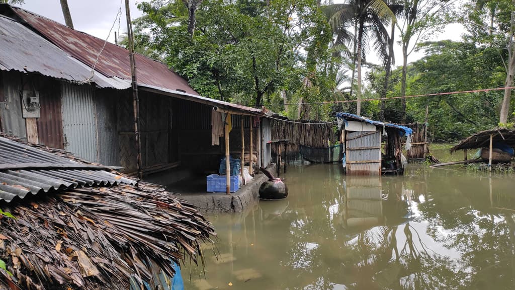 হাজারো পরিবার পানিবন্দি ভেসে গেছে ঘেরের মাছ