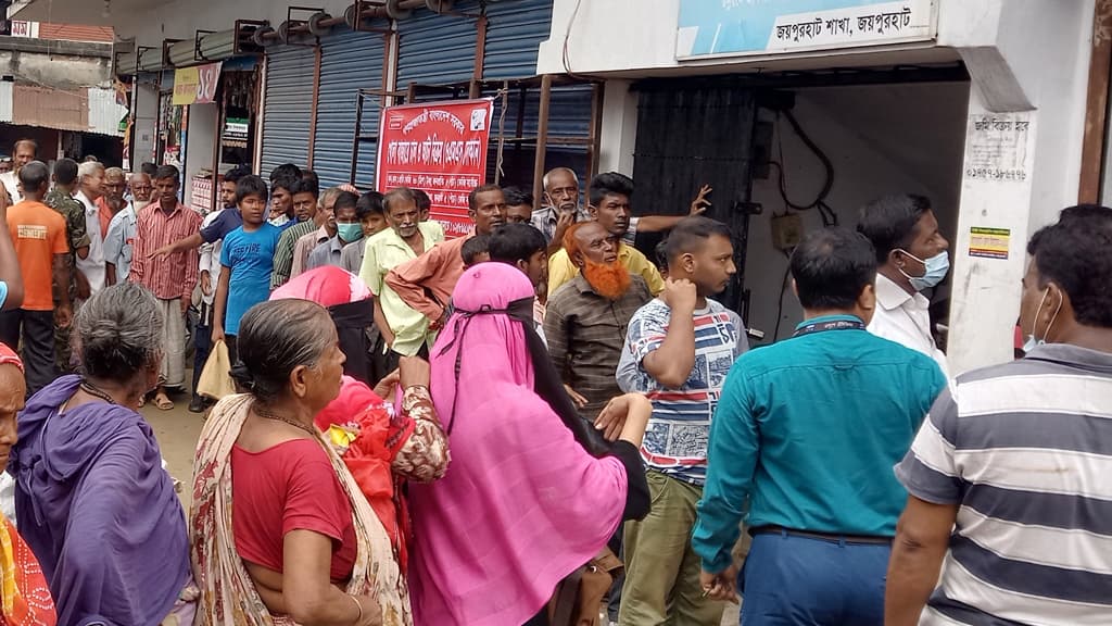 চালের লাইনে মধ্যবিত্ত নিত্যপণ্যের দামে অস্বস্তি