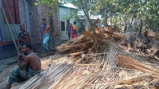 ক্রিকেট খেলাকে কেন্দ্র করে দুই গ্রামবাসীর সংঘর্ষ, আহত ৩০