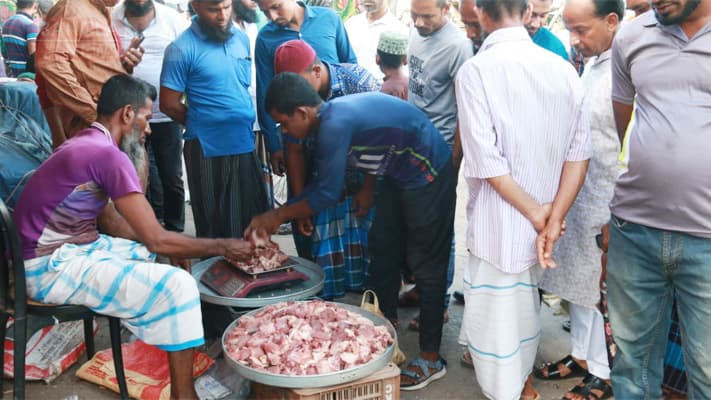 মরা গরুর মাংস ফেলে পালালেন কসাই