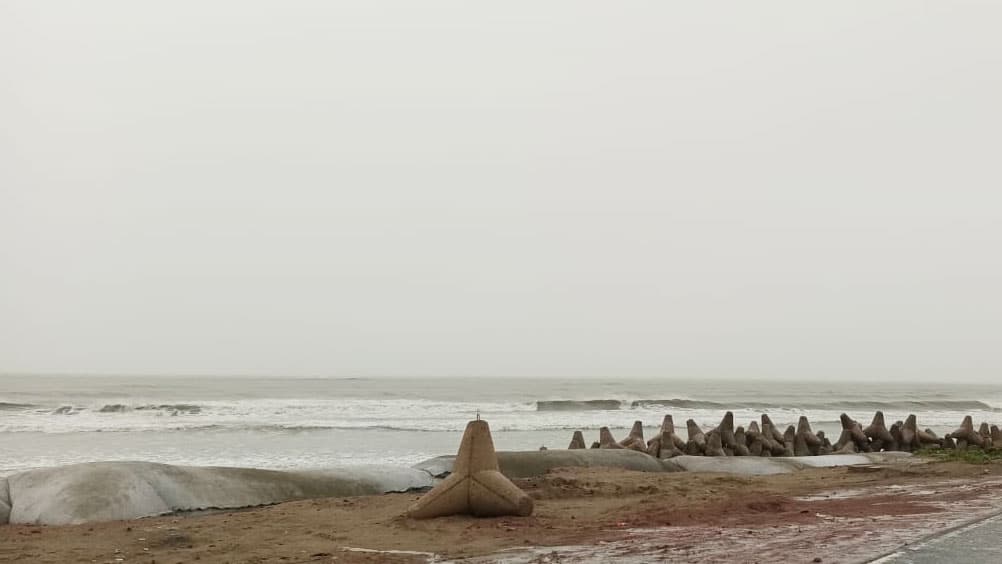 উপকূল অতিক্রম করছে মোখা, বাতাসের গতিবেগ কম