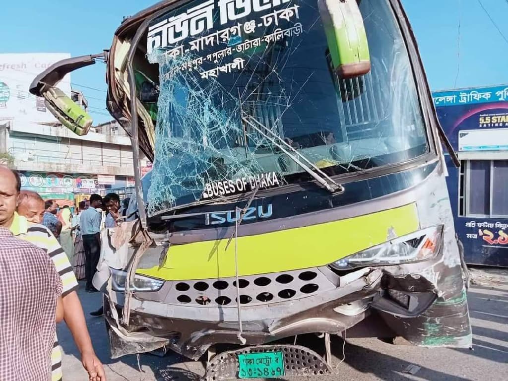 নিয়ন্ত্রণ হারিয়ে রিকশা-ট্রাককে ধাক্কা দিয়ে পুলিশ বক্সে বাস, নিহত ২