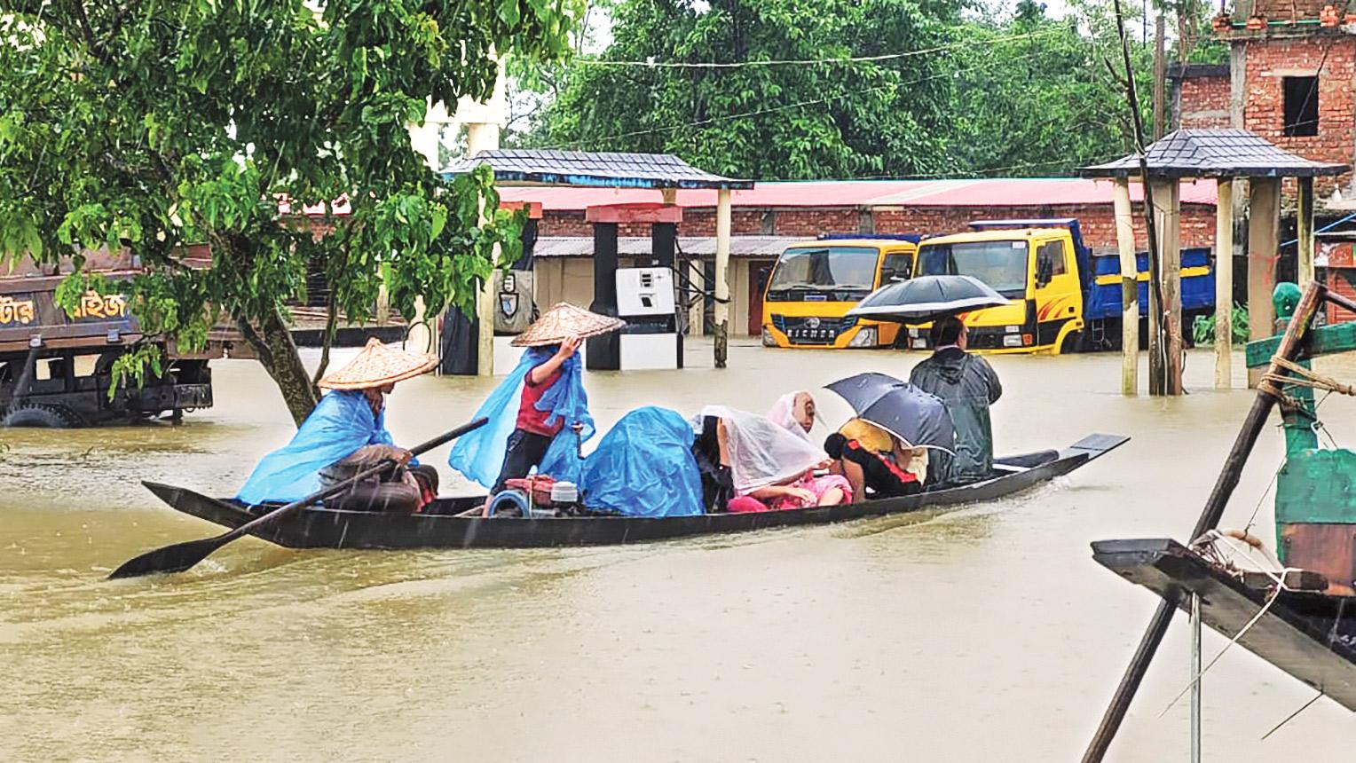 বিপদ বাড়াচ্ছে অঝোর বৃষ্টি