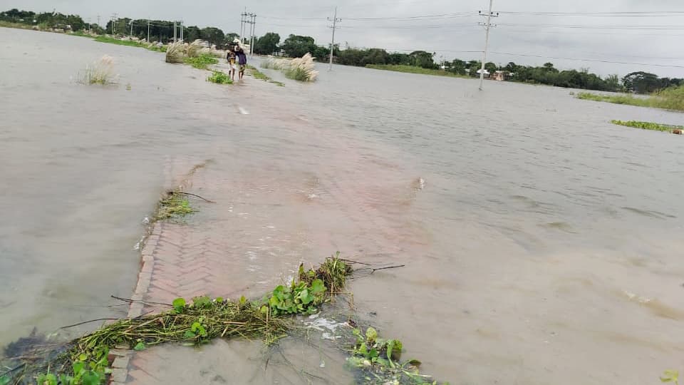 পদ্মার পানি বেড়ে দৌলতপুরের ৩৪ গ্রামের মানুষ পানিবন্দী