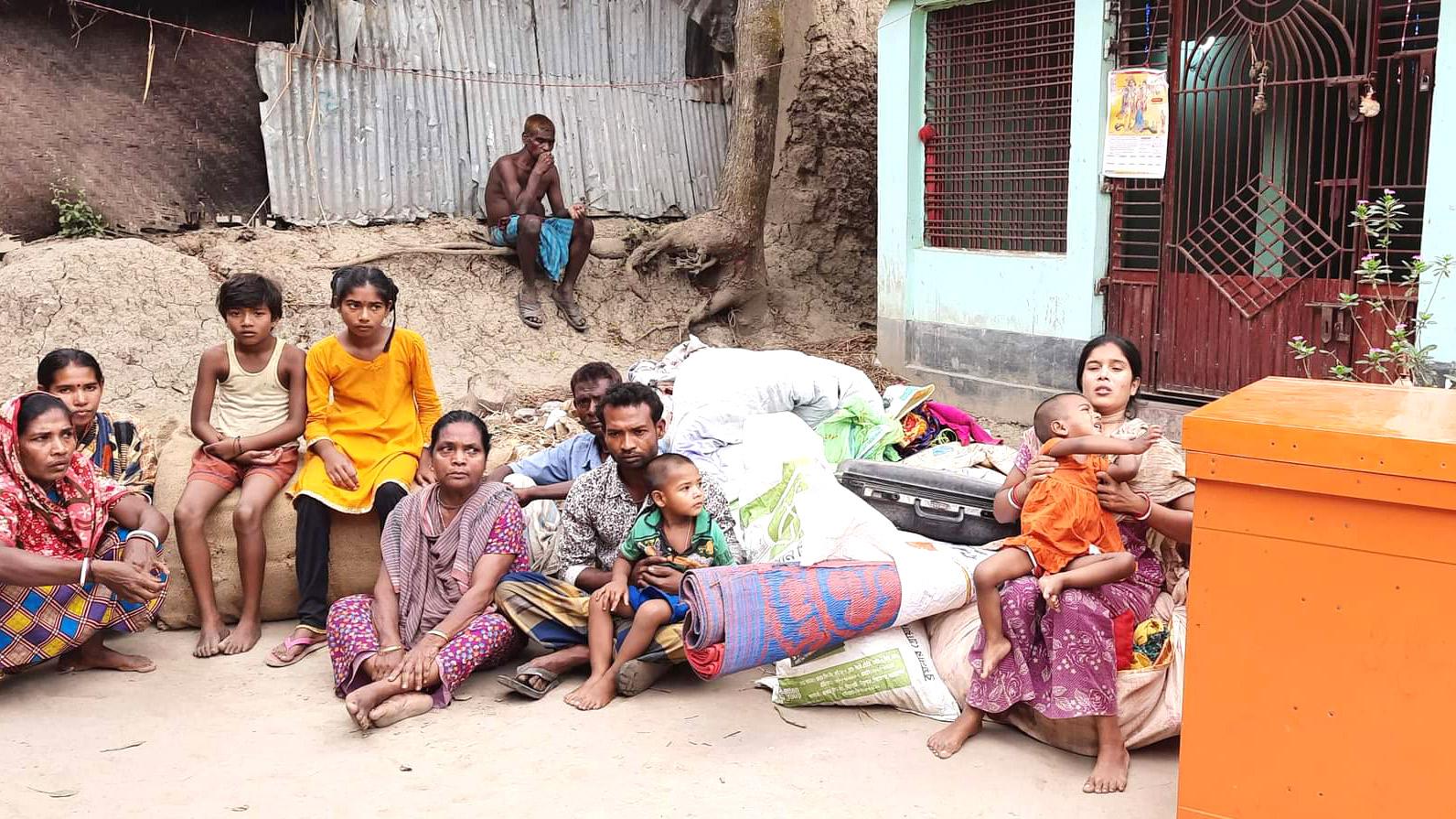 সুদের টাকা শোধ না করায় বাড়ি দখল, রাস্তায় পরিবার