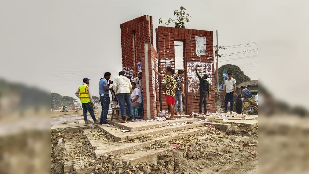 ডেমরার ঐতিহ্যবাহী শহীদ মিনার ভাঙছিল সড়ক বিভাগ, জনতার বাধায় তা বন্ধ হলো 