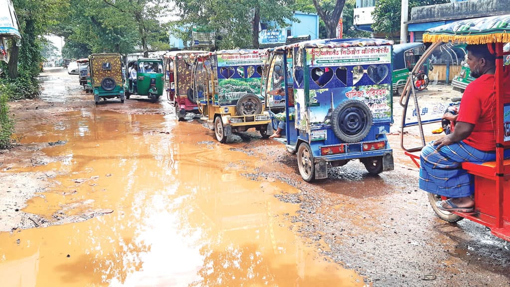 অবৈধভাবে জমি ভরাট, সড়কে জলাবদ্ধতা , খানাখন্দ