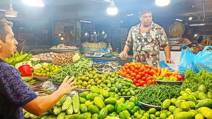 ‘নিম্ন মধ্যবিত্তদের সংসার আর চলছে না ভাই’