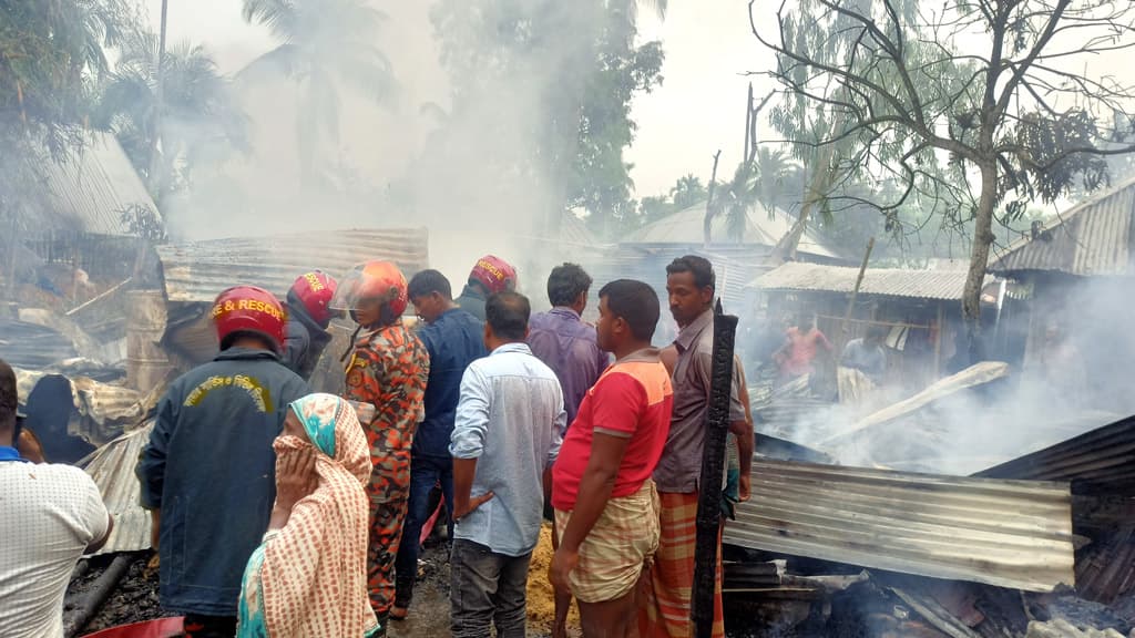 চিরিরবন্দরে আগুনে ৫টি বসতবাড়ি পুড়ে ছাই