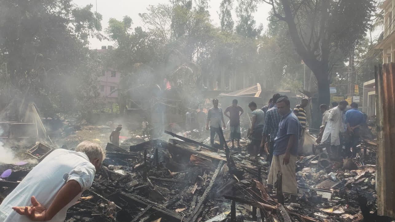 সীতাকুণ্ডে আগুনে পুড়ল ১৭টি দোকান ও গুদাম