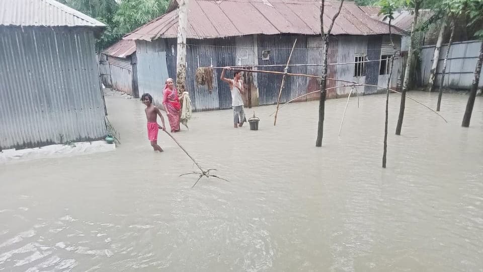 সুন্দরগঞ্জে তিস্তার পানি বেড়ে ঢুকছে লোকালয়ে