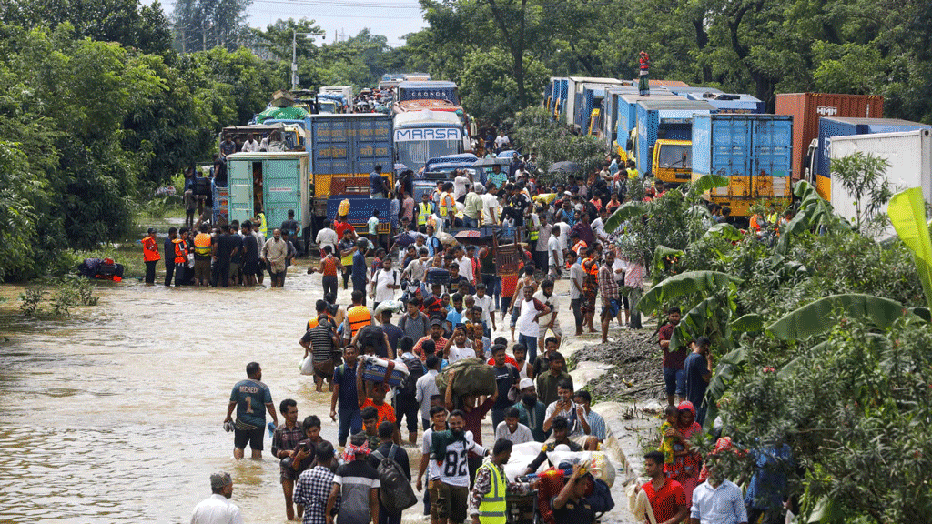 গ্রামের ভেতর ত্রাণ যাচ্ছে না, খাবার সংকট