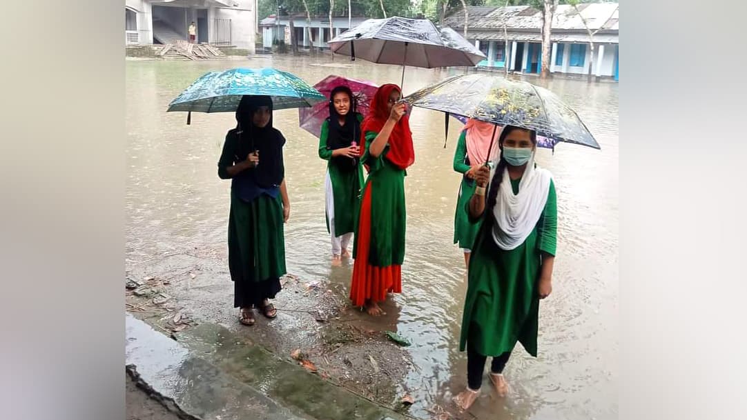 বৃষ্টি হলেই স্কুল মাঠে হাঁটুপানি