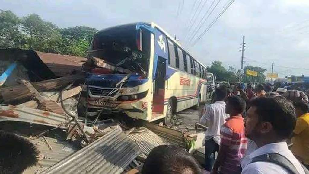 তারাকান্দায় নিয়ন্ত্রণ হারিয়ে অটোরিকশাকে বাসের ধাক্কা, নিহত ২