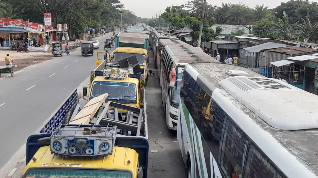 দৌলতদিয়া ঘাটে বাসের দীর্ঘ সারি