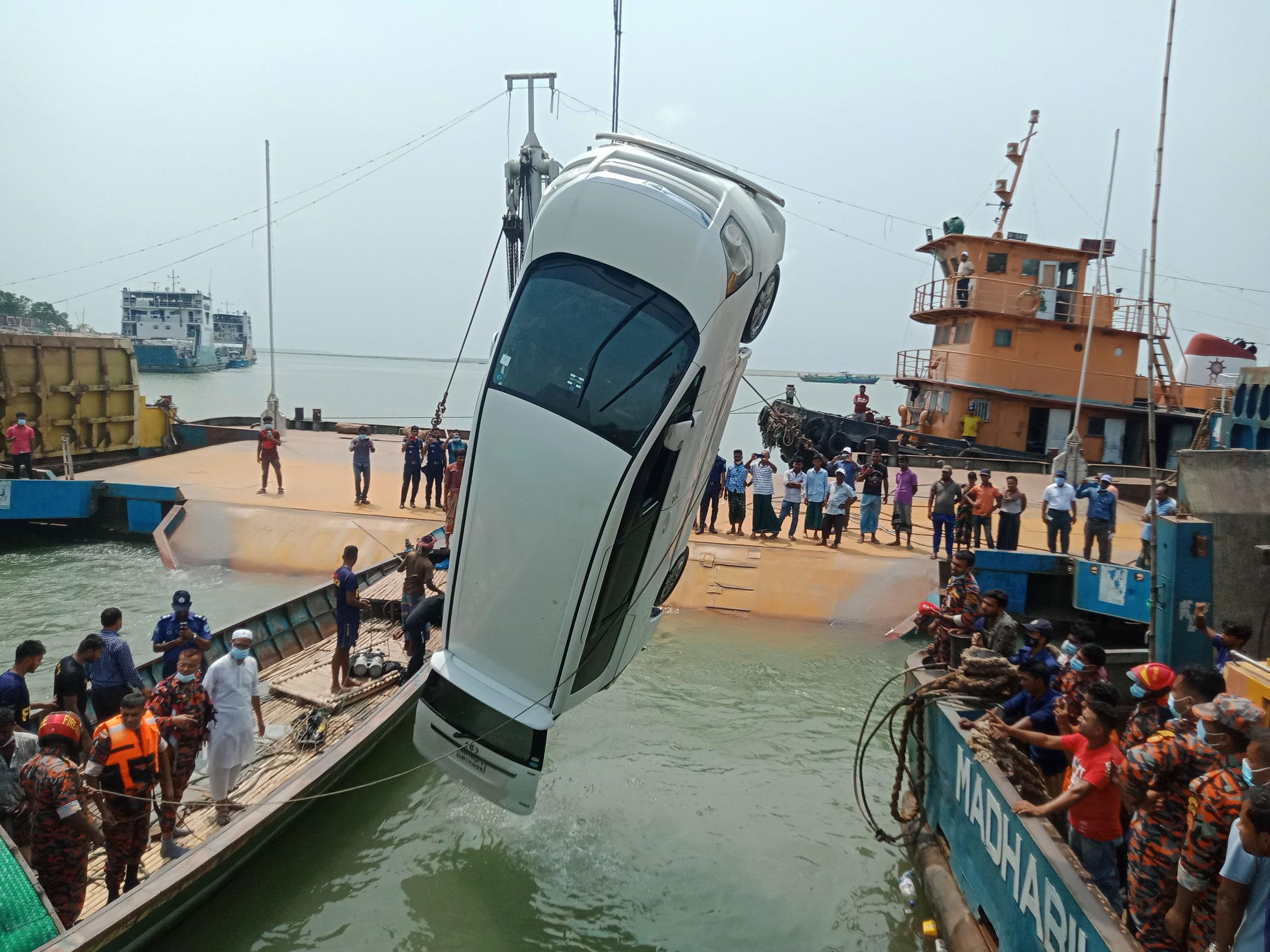 পন্টুন ছিঁড়ে নদীতে পড়া মাইক্রোবাস উদ্ধার, চালক নিখোঁজ