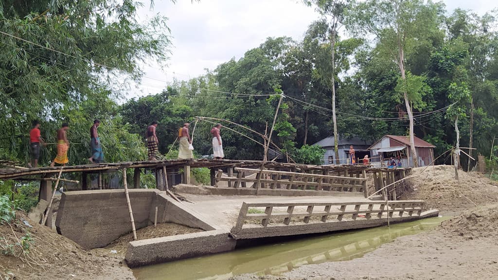 সেতু ভাঙা, সাঁকোয় পার