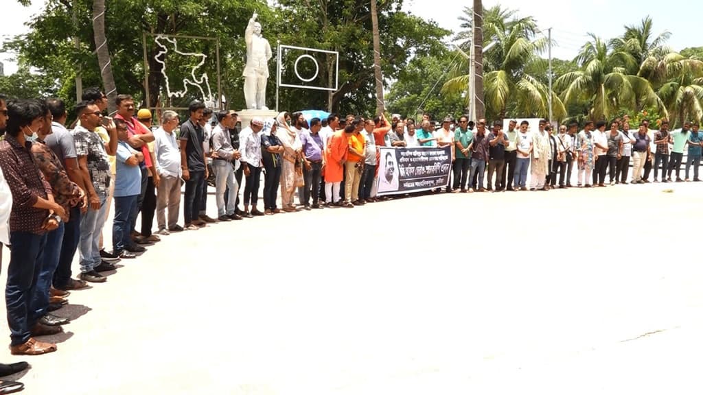 সাংবাদিক রুবেল হত্যাকারীদের গ্রেপ্তারের দাবিতে জেলা প্রশাসকের কার্যালয় ঘেরাও