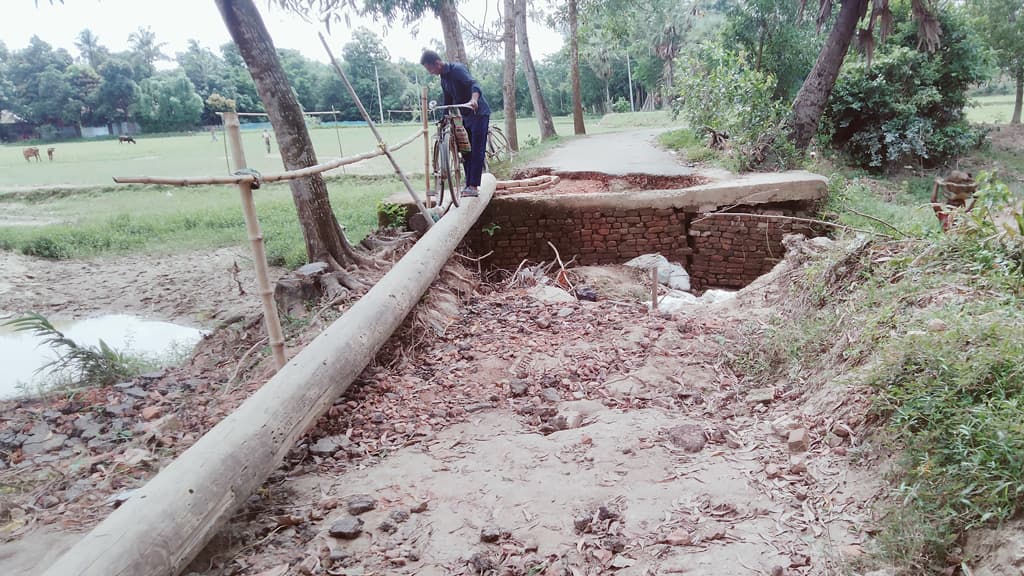 ক্ষতিগ্রস্ত সড়ক হয়নি সংস্কার, চলাচলে কষ্ট