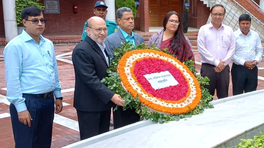 বঙ্গবন্ধুর সমাধিতে প্রধান তথ্য কমিশনারের শ্রদ্ধা