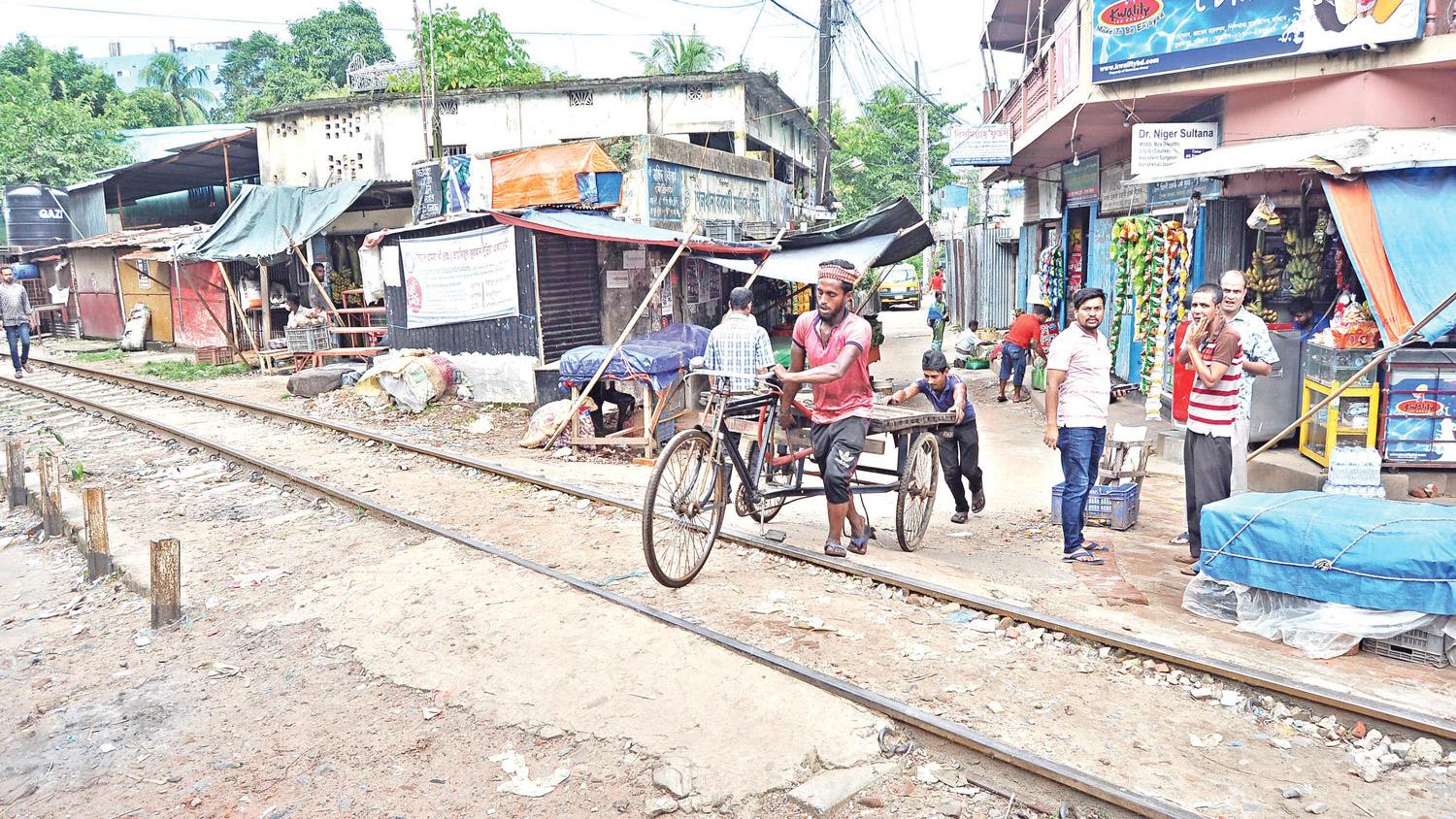 অবৈধ রেলক্রসিং যেন মরণফাঁদ