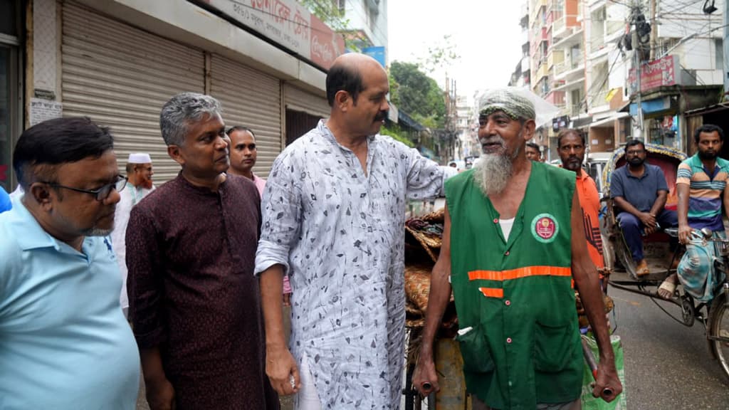 বর্জ্য ব্যবস্থাপনা কার্যক্রম পরিদর্শনে মেয়র আতিক, ১৩টি ওয়ার্ডের শতভাগ বর্জ্য অপসারণ