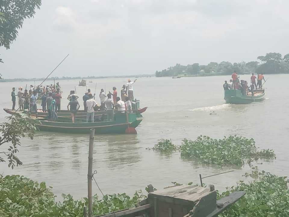 এবার নৌকা নিয়ে মাঝনদীতে দুই গ্রামবাসীর সংঘর্ষ