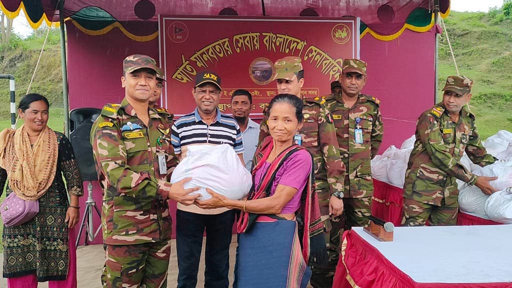 অসহায়দের মাঝে সেনাবাহিনীর খাদ্যসামগ্রী বিতরণ 