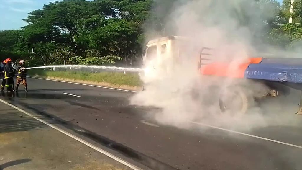 সীতাকুণ্ডে লরিতে আগুন: বিএনপির-জামায়াতের ২২৪ জনকে আসামি করে মামলা