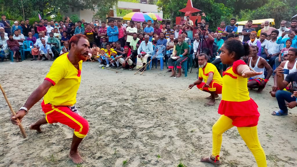 ঢোল-কাঁসরের তালে তালে দুই পক্ষের লাঠির ভেলকি