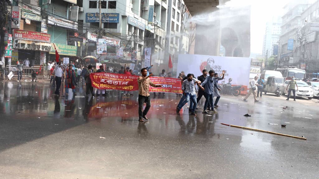 পল্টনে হরতাল সমর্থকদের সঙ্গে পুলিশের সংঘর্ষ