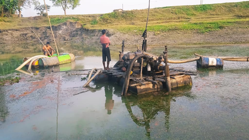 ঝিনাই নদীতে বালু উত্তোলন প্রতিবাদ করলে হুমকি