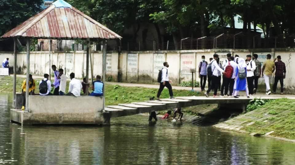 ধামরাইয়ে ক্লাসের সময় পুকুর পাড়ে আড্ডা