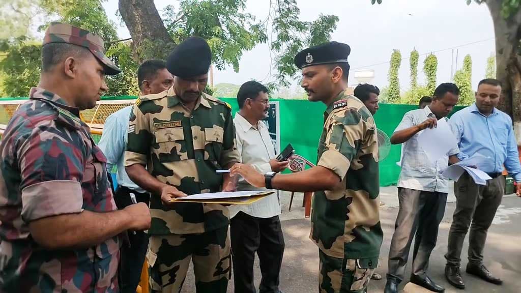 অবৈধভাবে ভারতে গিয়ে আটক শিশুসহ ১৩ জনকে দেশে ফেরত