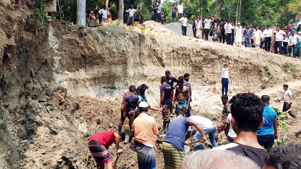 সদরপুরে নির্মাণাধীন সেতুর মাটি ধসে ৩ শ্রমিক নিহত