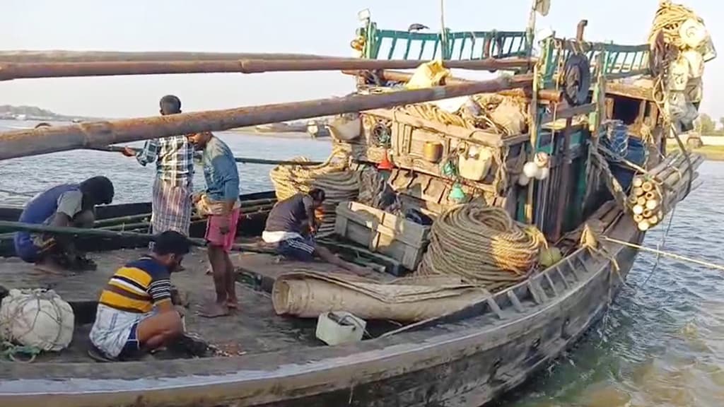 নিষেধাজ্ঞা শেষ, আবার মহোৎসব ইলিশ ধরার