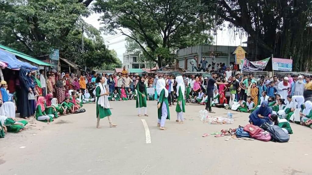 খুদে শিক্ষার্থীরা সড়ক আটকে রাখল ৩ ঘণ্টা