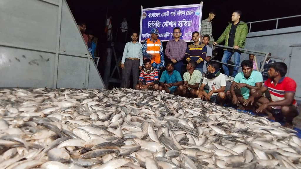 হাতিয়ায় দেড় শ মণ জাটকা জব্দ, দেওয়া হলো এতিমখানায়