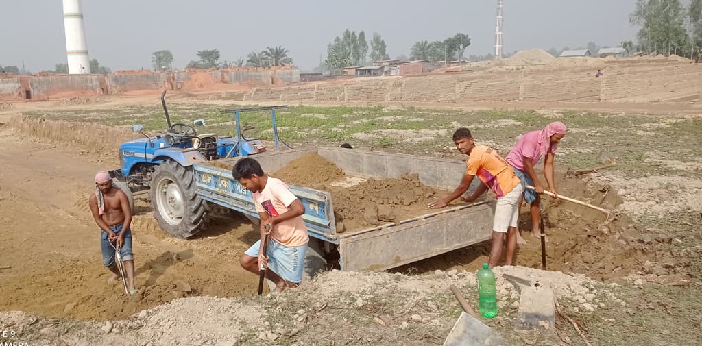 কৃষি জমির টপ সয়েল যাচ্ছে ইটভাটায়