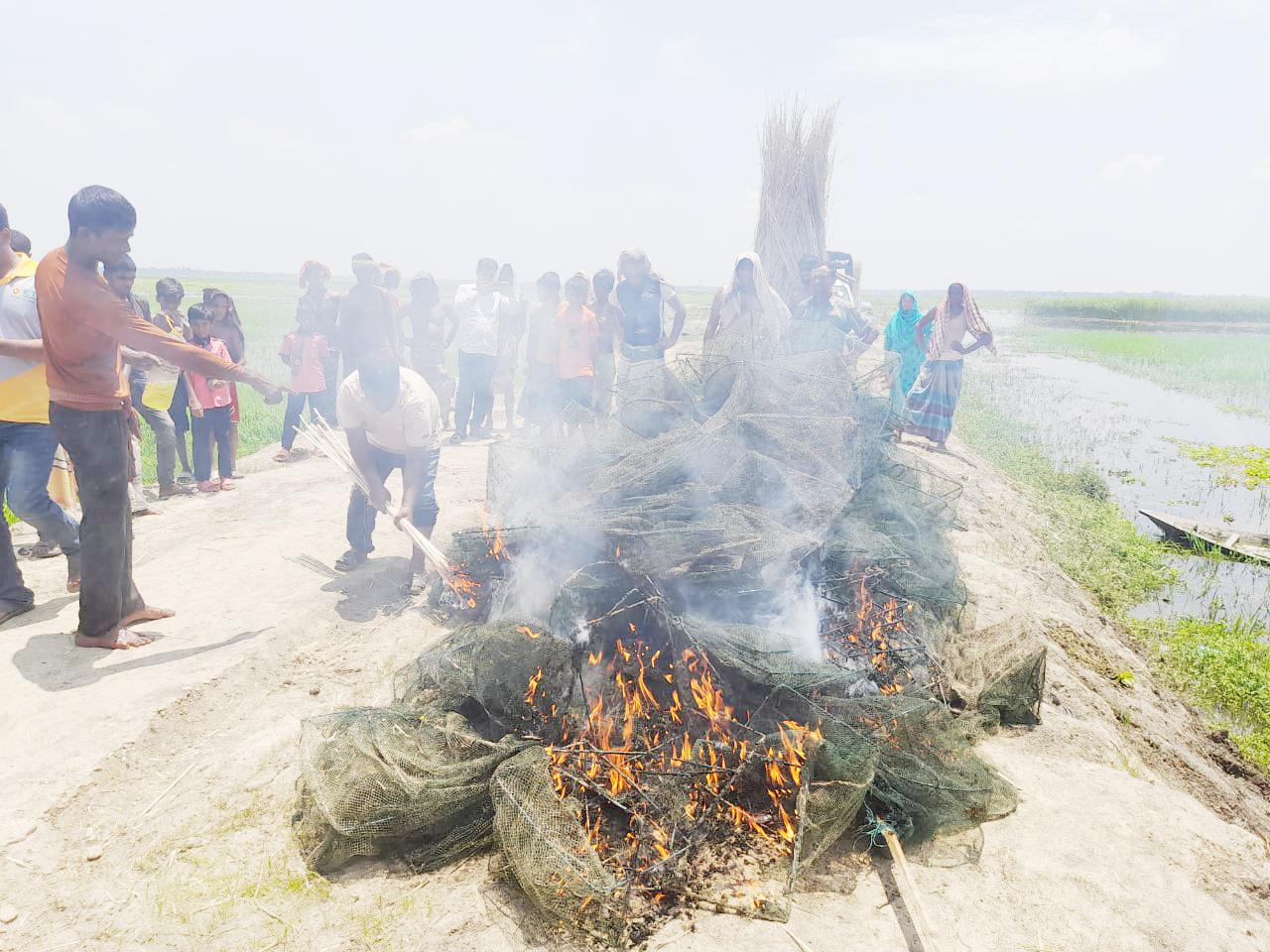 চাটমোহরে চার লক্ষাধিক টাকার নিষিদ্ধ জাল পুড়িয়ে ধ্বংস