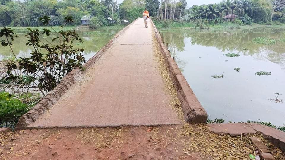 উজিরপুরের রেলিংবিহীন সেতু যেন মরণফাঁদ